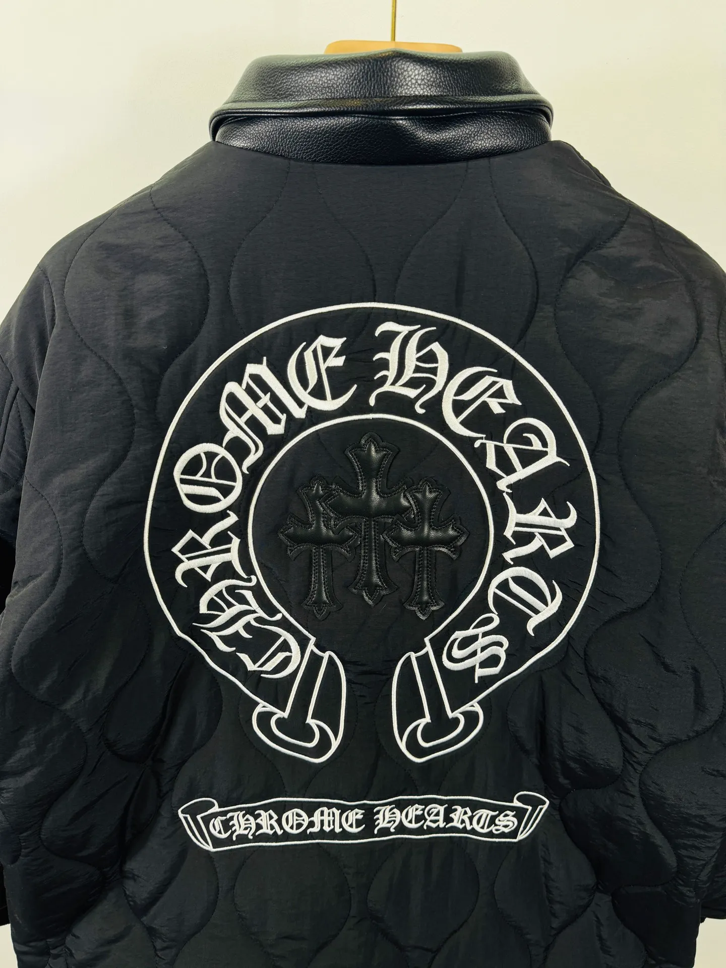 P500 top version 🐮 Real shot without P, different from market products] Chrome Hearts 🍁Winter cotton jacket series🍁 25ss Crow Heavy Industry cross leather label lapel embroidered cotton jacket, available at the counter at the same time❤The highest version series on the market. Customized version of windproof pure cotton cotton fabric. Filled with high-density and high-elastic down cotton. It has strong warmth retention, fluffy and soft, and strong resilience. Lightweight and fashionable✨✨Slim-fitting and not bulky Color: Black Code numbers: S, M, L, XL